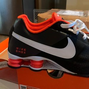 Nike shox size 9. Great condition.